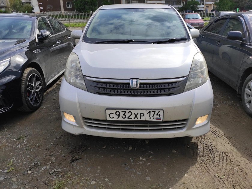 Туманки Toyota Isis