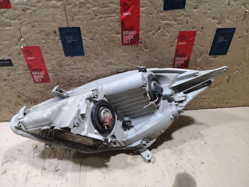 Isis Toyota фары