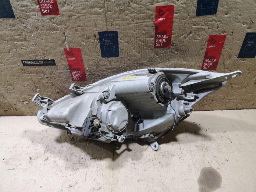 Isis Toyota фары