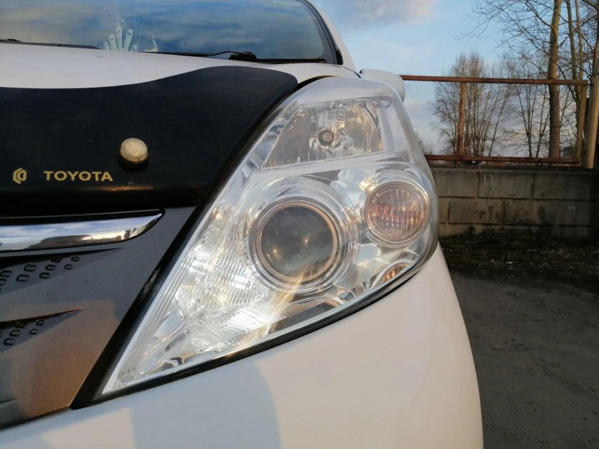 Isis Toyota фары