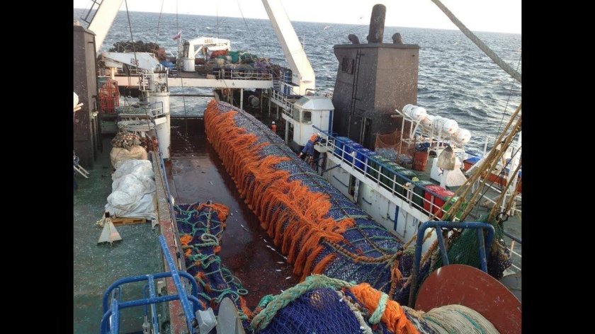 Океанский рыболовный траулер