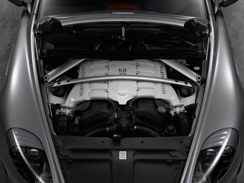 Aston Martin подкапотное пространство