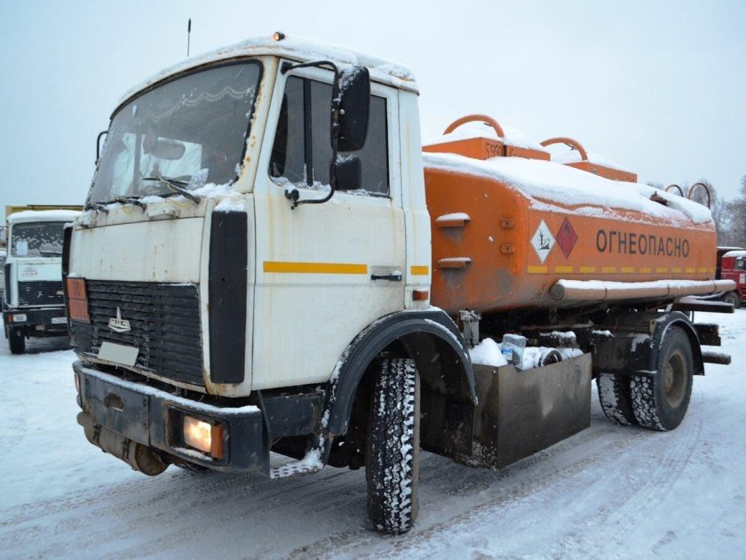 МАЗ бензовоз