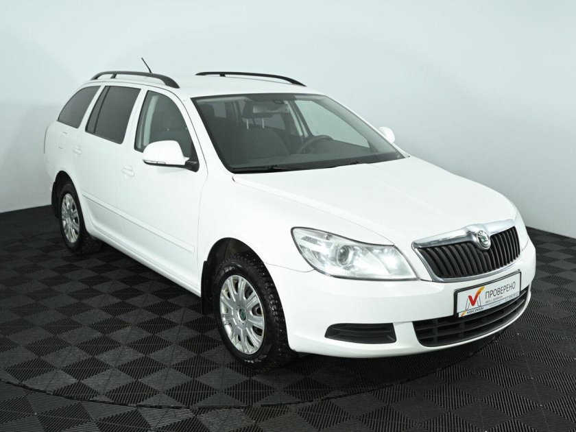 Шкода Октавия универсал белый