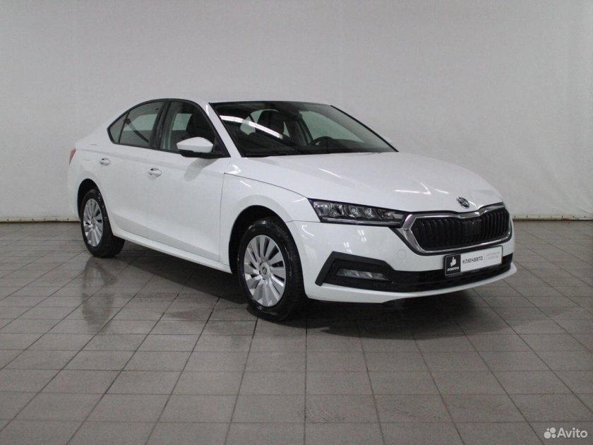 Skoda Octavia боком белая 2020