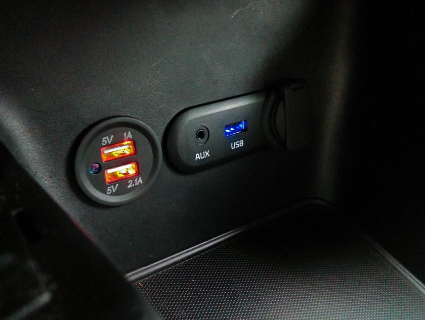 USB зарядка Лада Веста