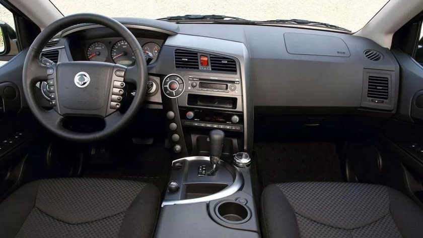 Саньенг Кайрон 2010 салон