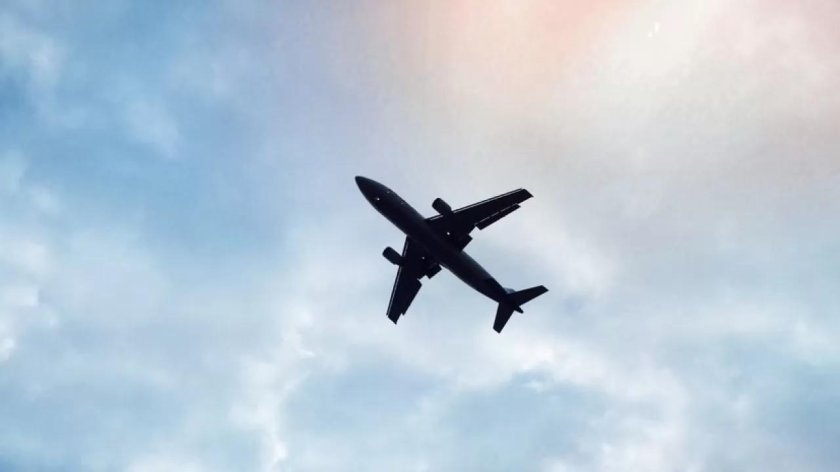 Самолет в небе