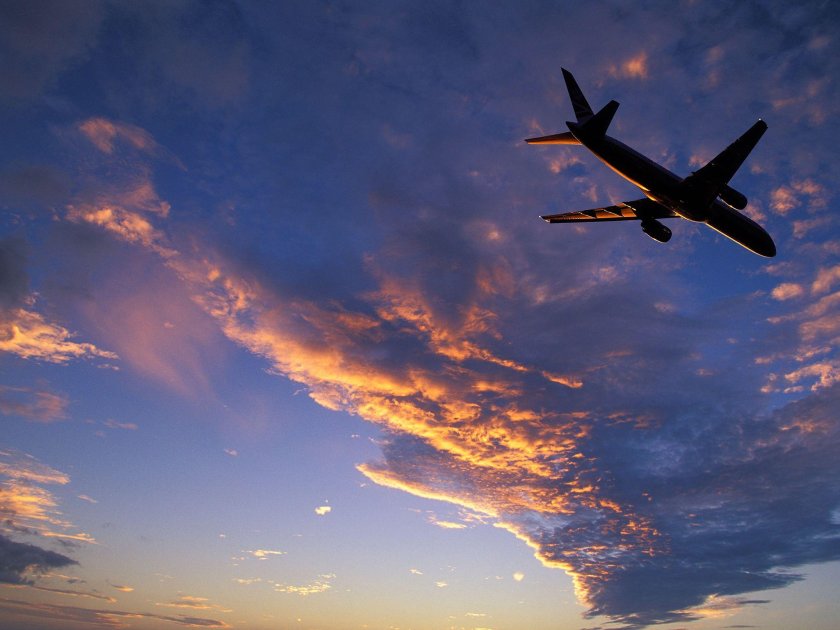 Самолет на закате