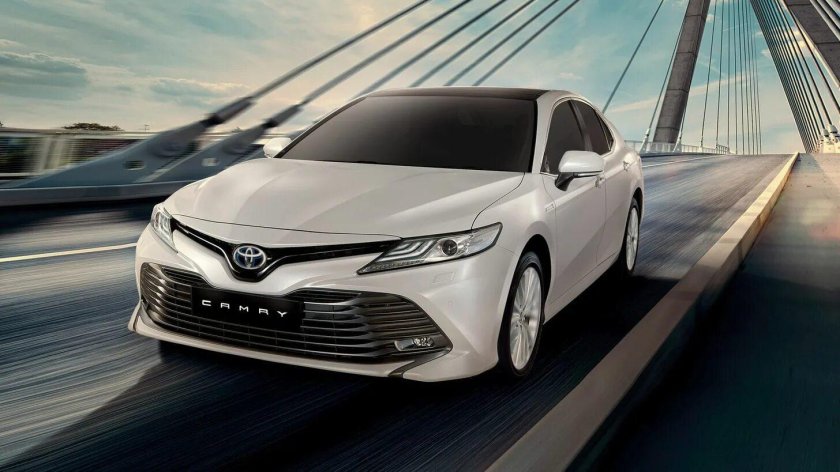 Тойота Камри 2018 белая