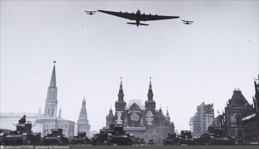 Ант-20 "Максим Горький" над красной площадью