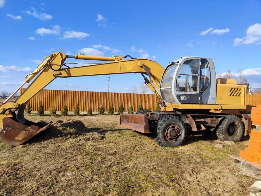 Полноповоротный колесный экскаватор