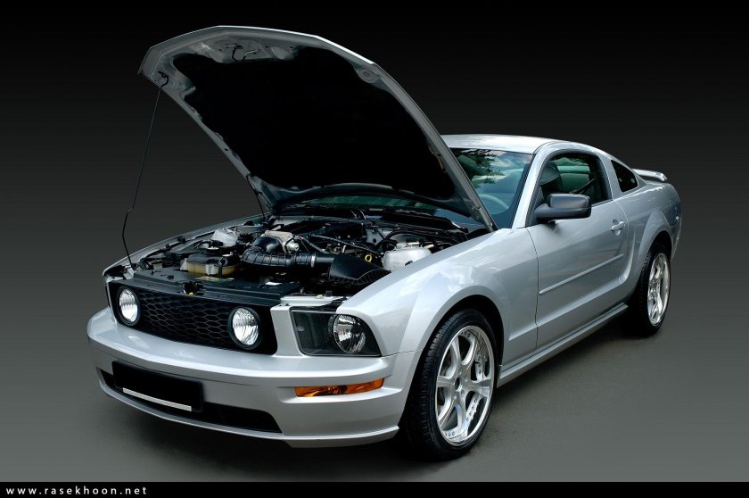 Авто с открытым двигателем