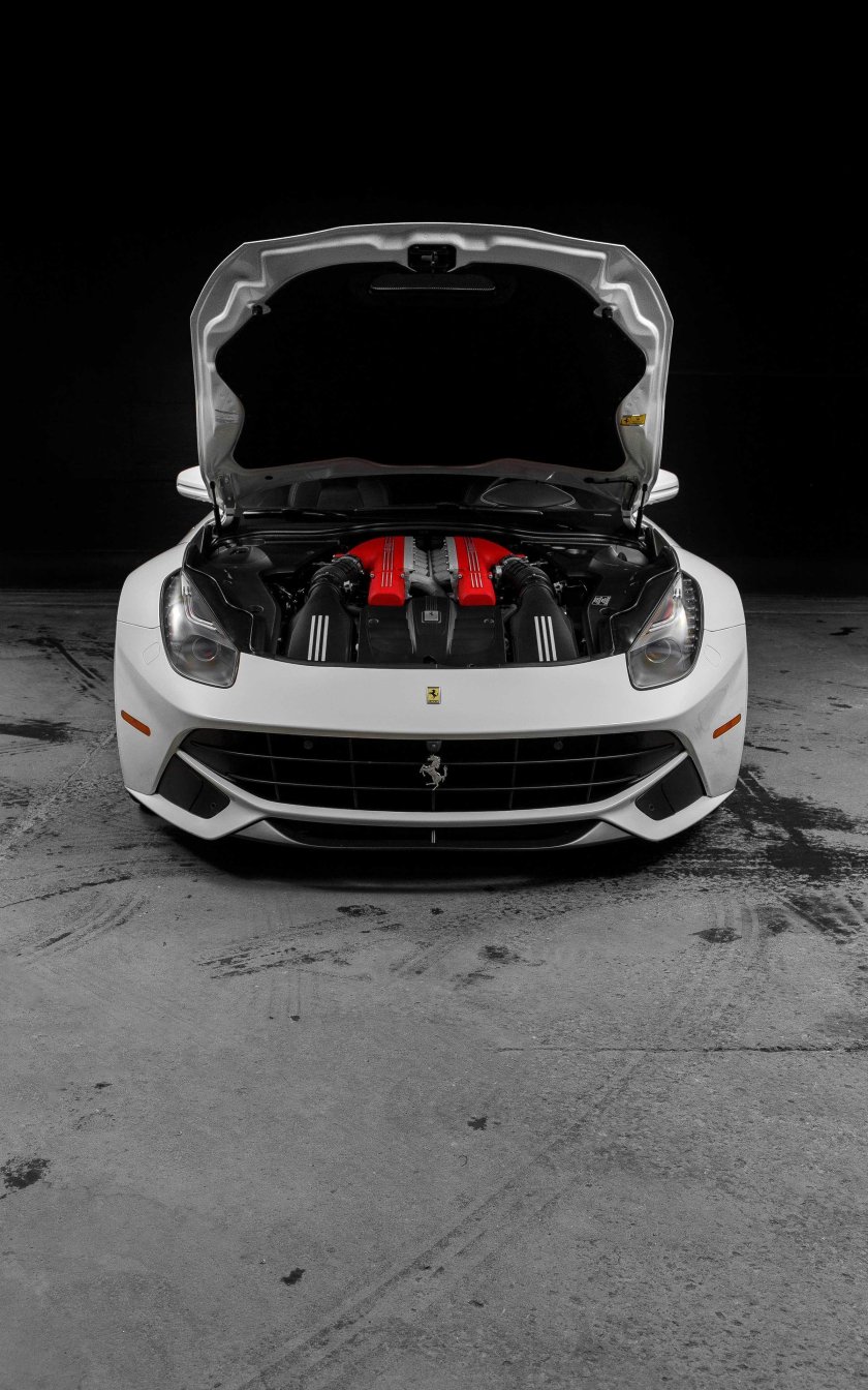 Открытый капот машины