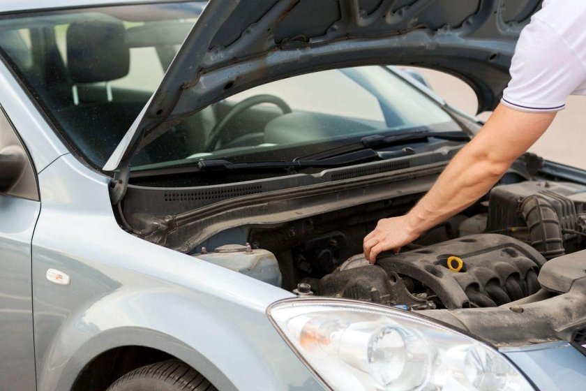 Открытый капот автомобиля