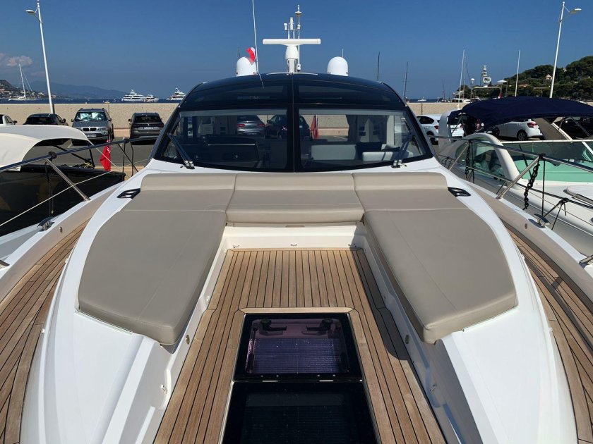 Яхта моторная