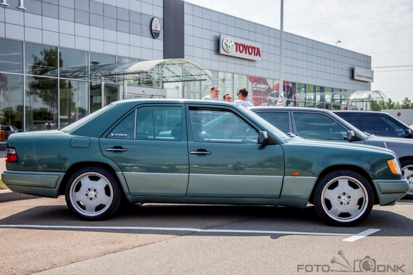 Mercedes w124 зеленый