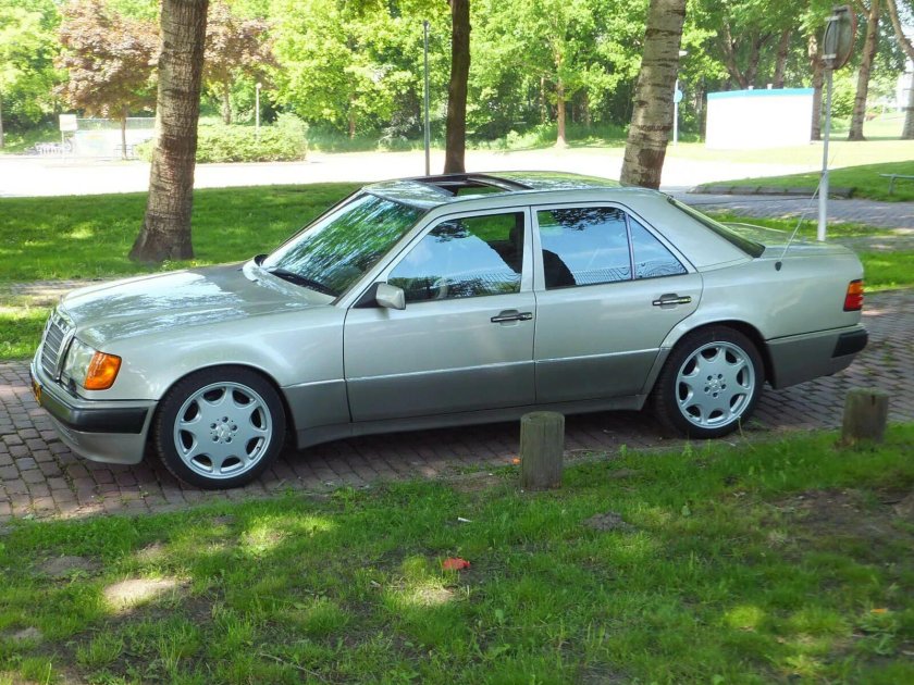 Зеленый Мерседес w124