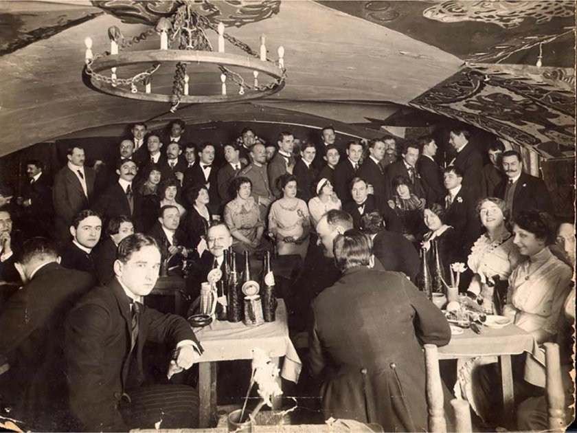 Подвал бродячей собаки 1912