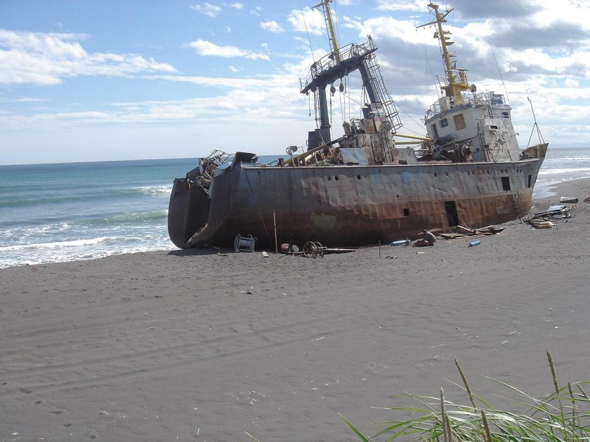 Выброшенное судно Кильдин