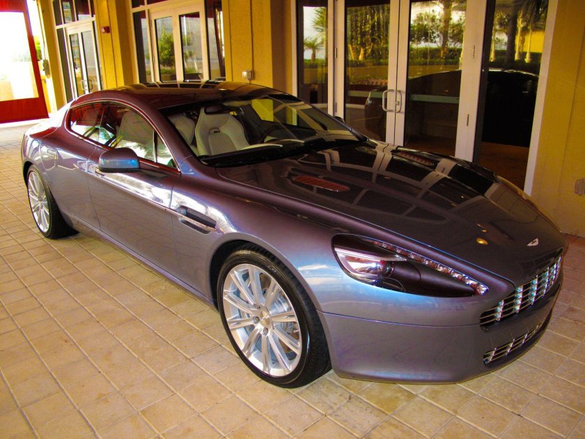 Автомобиль aston martin