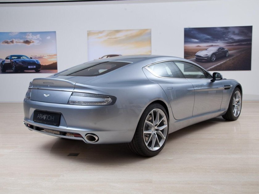 Aston Martin серого цвета