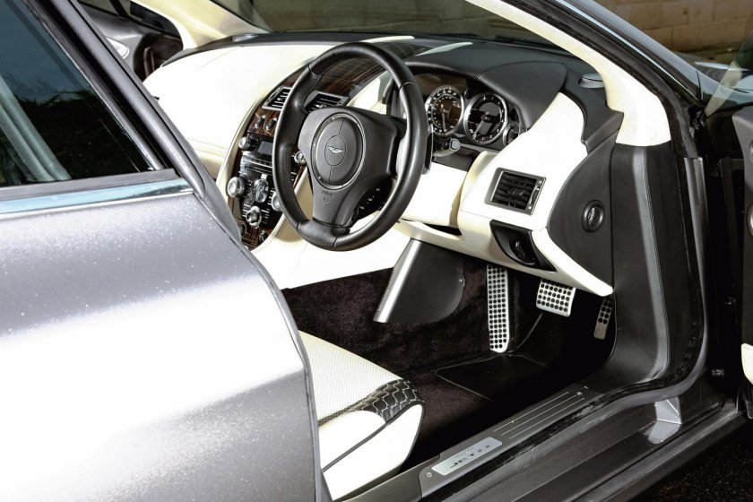 Aston Martin rapide салон