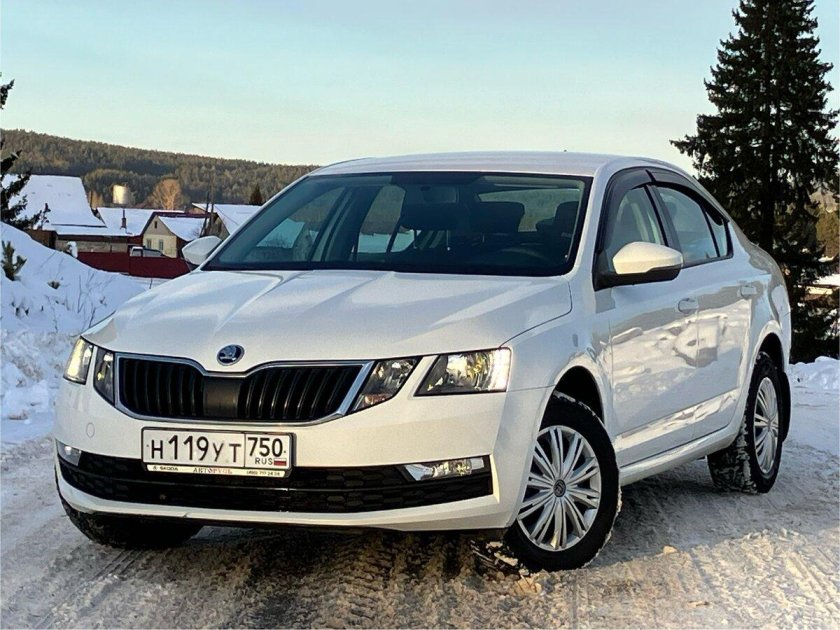 Шкода Октавия 2019 белая на черном