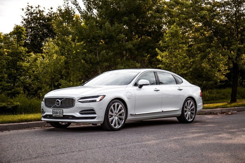 Белая Вольво s90