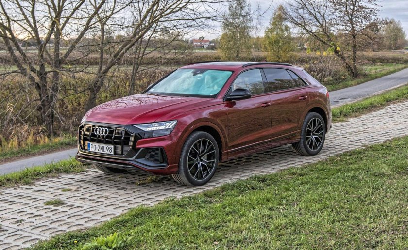 Audi q8 красная