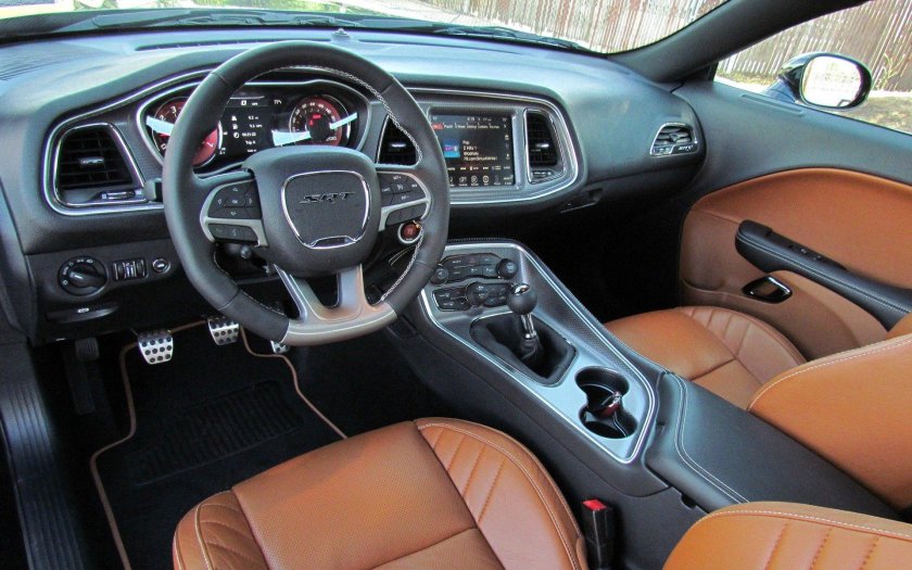 Dodge Challenger 2022 салон