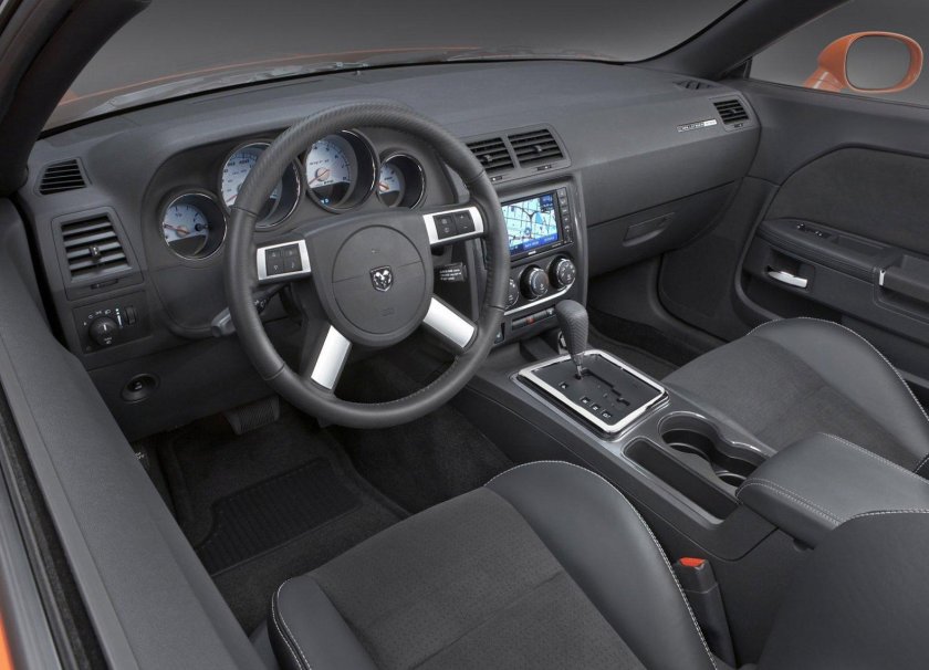 Додж Челленджер 2013 салон