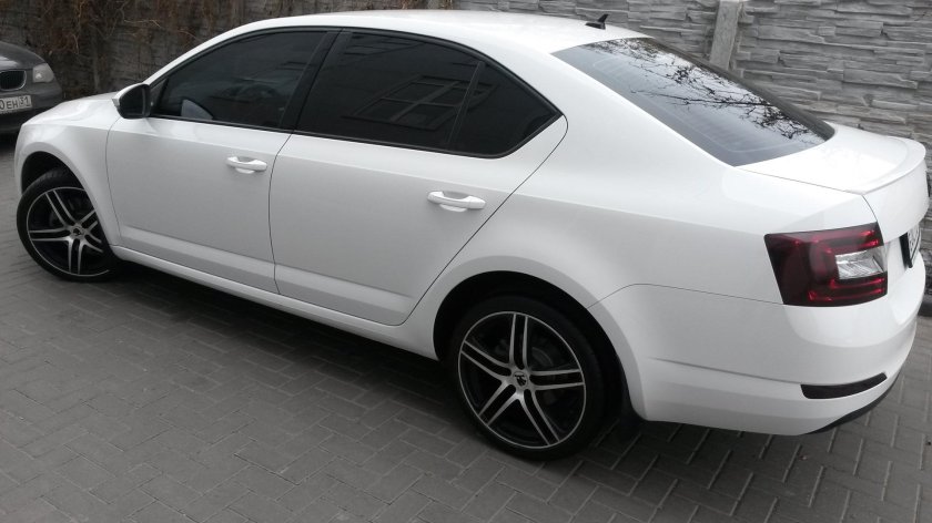 Skoda Octavia a7 белая r18