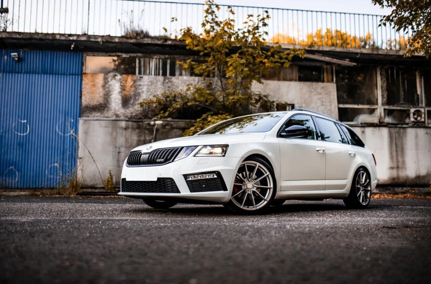 Шкода Октавия РС черная Инти хром 2105 год