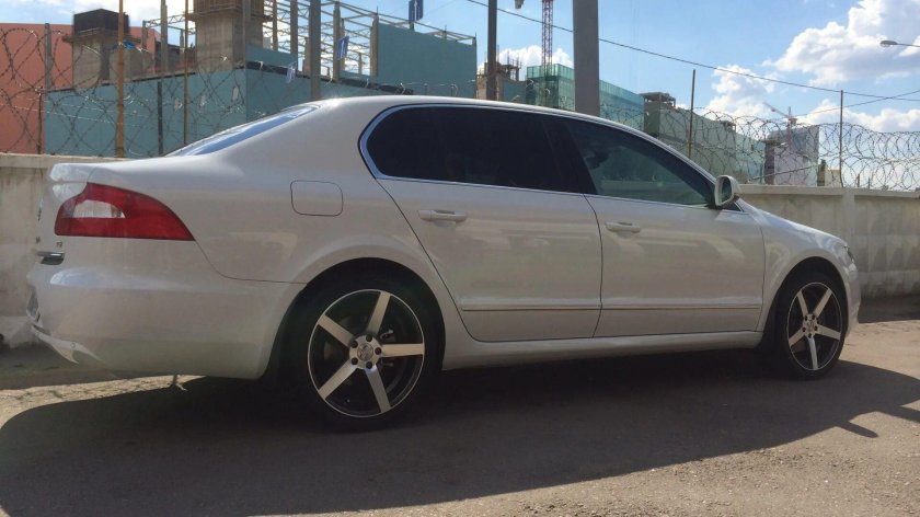 Шкода Суперб 2 на колесах Воссен r17