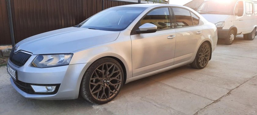 Momo Revenge Skoda Octavia a7