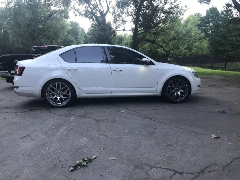 Skoda Octavia a7 белая r18
