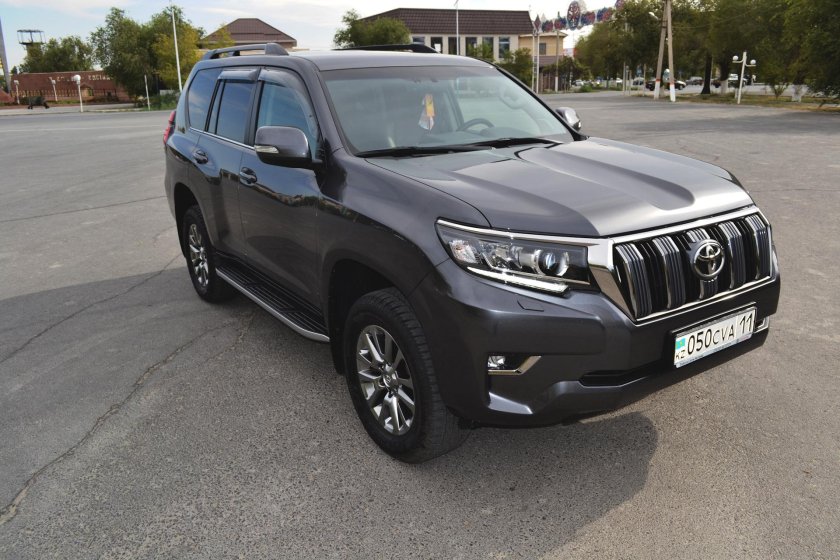 Toyota Land Cruiser Prado 2021 серый