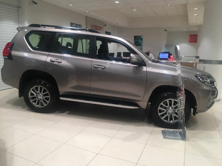 Toyota Land Cruiser Prado 2021 серый