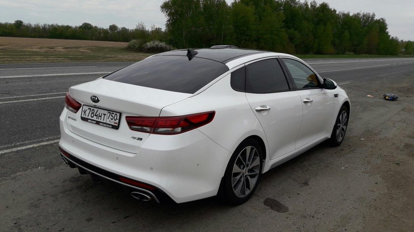 Kia Optima белая