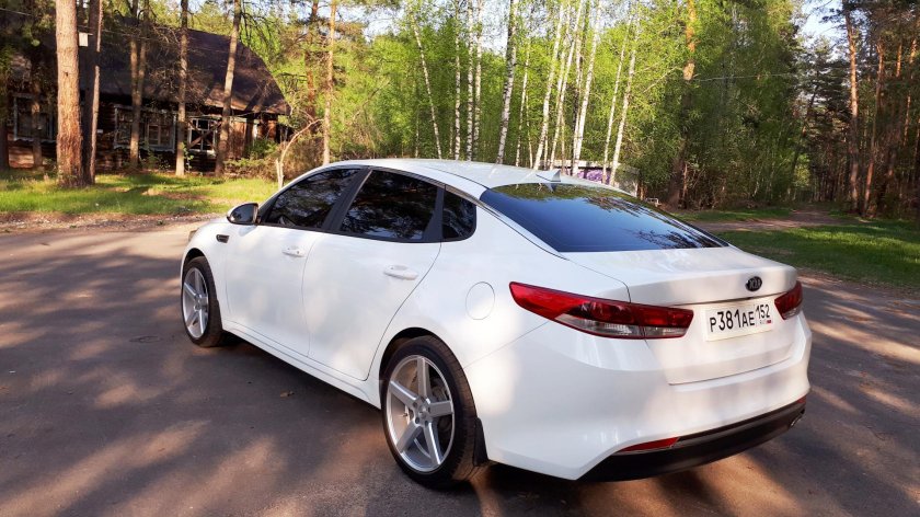 Kia Optima белая