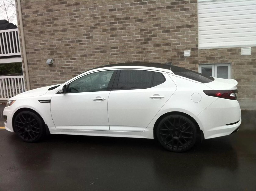 Белая Киа Оптима на черных дисках