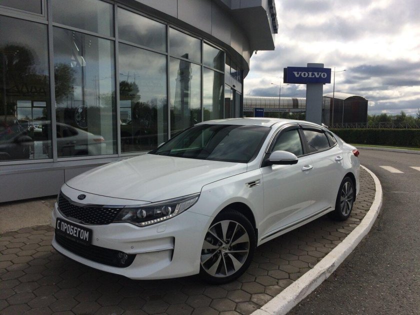 Kia Optima белая