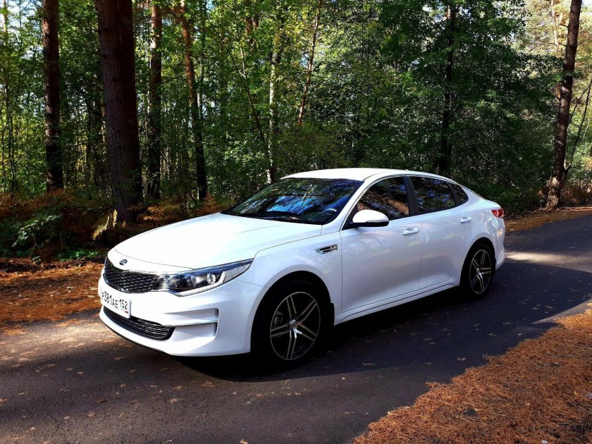 Kia Optima белая