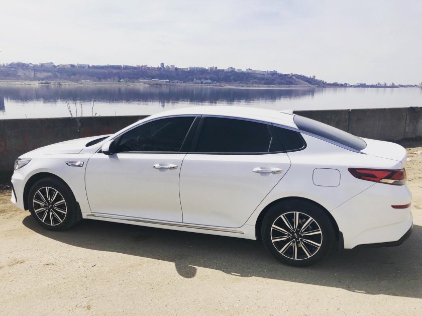 Kia Optima белая