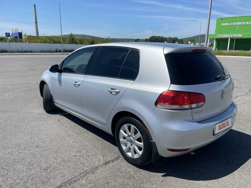 Серебристый фольксваген