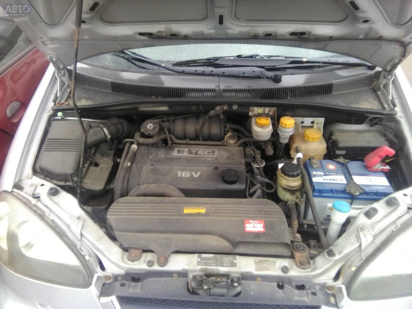 Шевроле Реззо подкапотное пространство