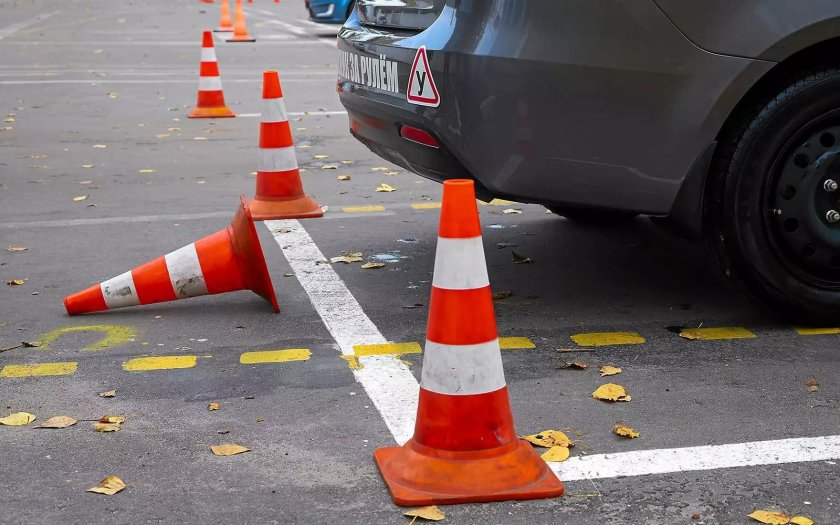 Конус дорожный