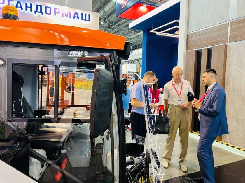 Рабочий на заводе