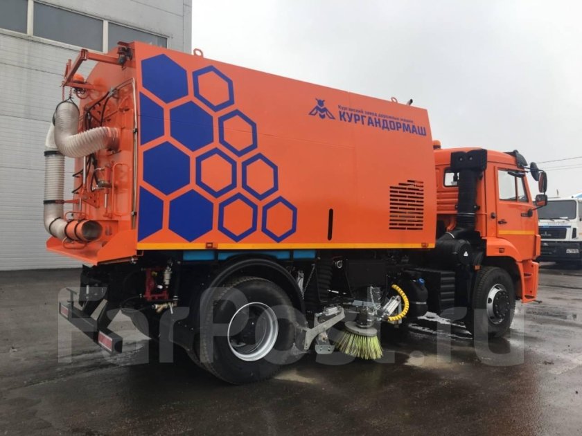 Вакуумно-уборочная машина ко-318д